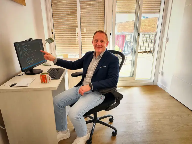 Pau Company — Diseñador web Valencia señalando código en pantalla